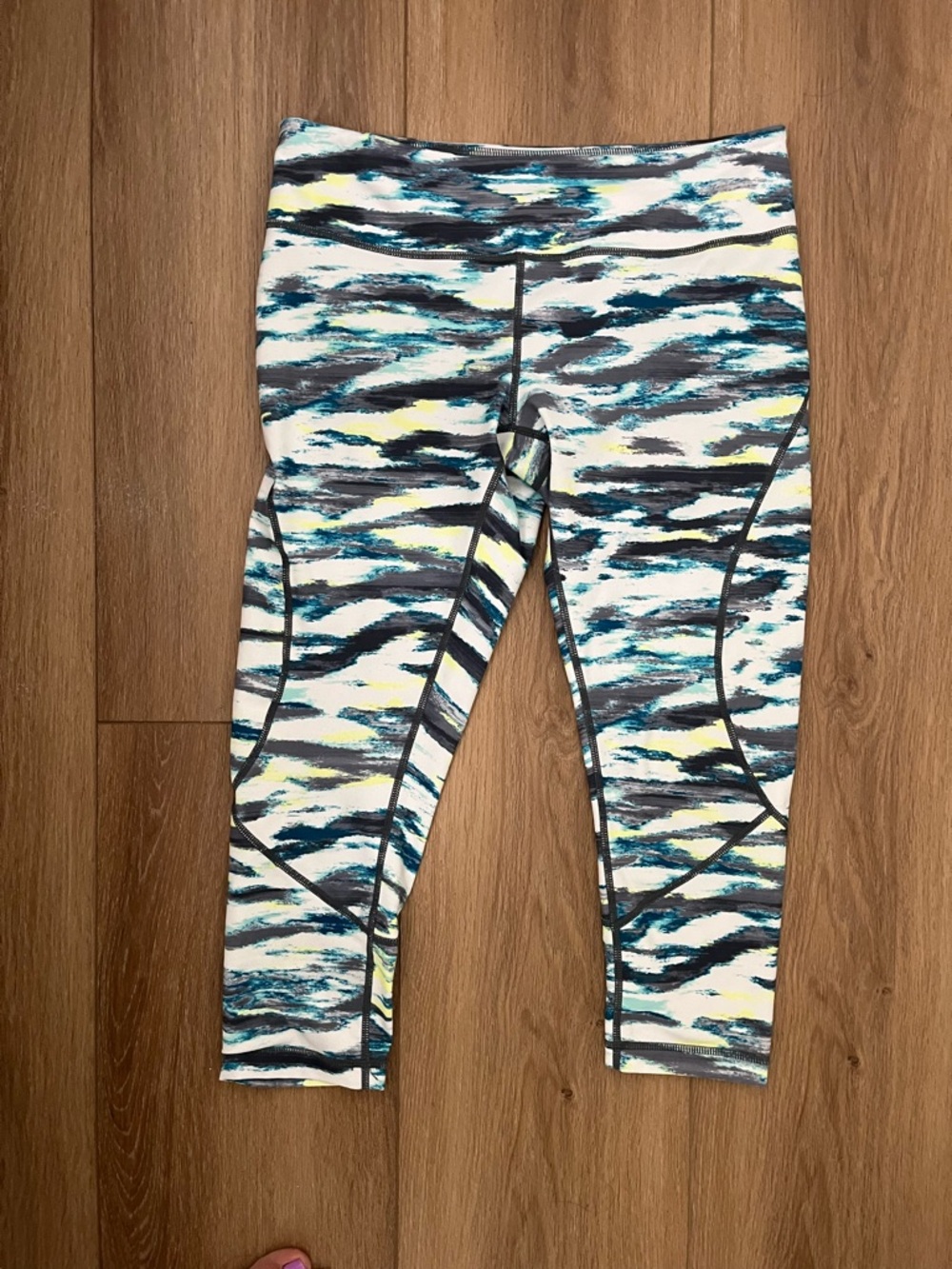 Zella Wave-Print Active Capri Leggings
